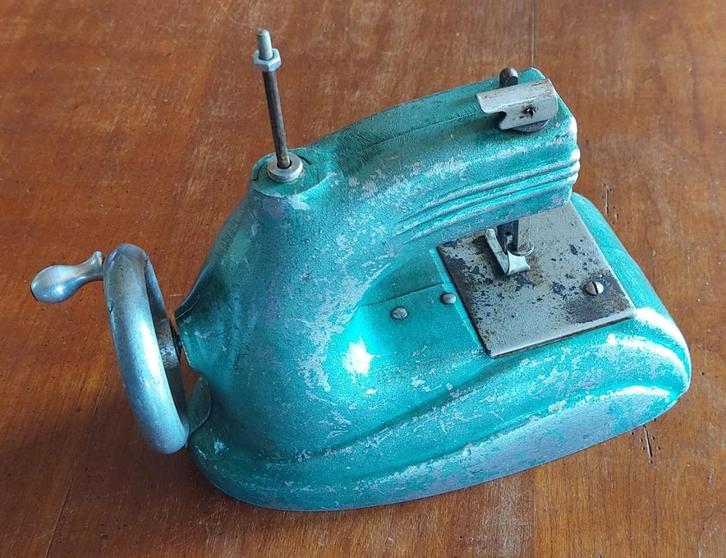 Vintage speelgoed kleine werkende naaimachine, Antiek en Kunst, Antiek | Speelgoed, Ophalen of Verzenden