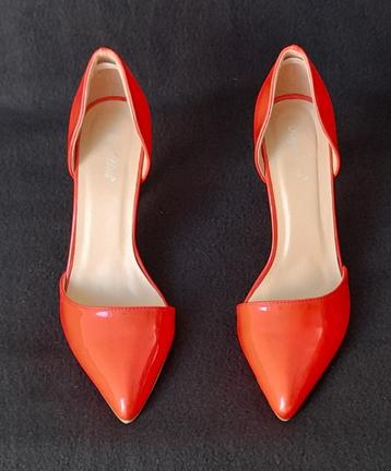 Lakleren rode pumps (hakschoentje) beschikbaar voor biedingen