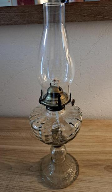 Lampe à pétrole tout en verre beschikbaar voor biedingen