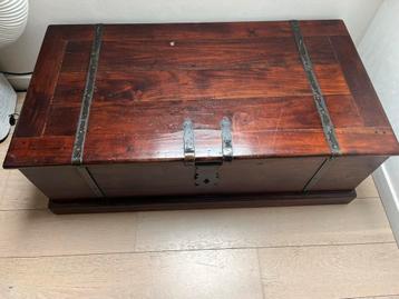 Mooie grote houten kist beschikbaar voor biedingen