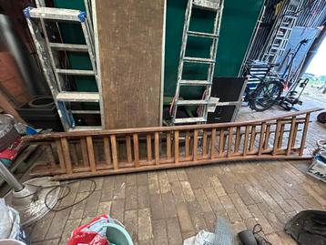 Houten ladder uit 3 delen beschikbaar voor biedingen