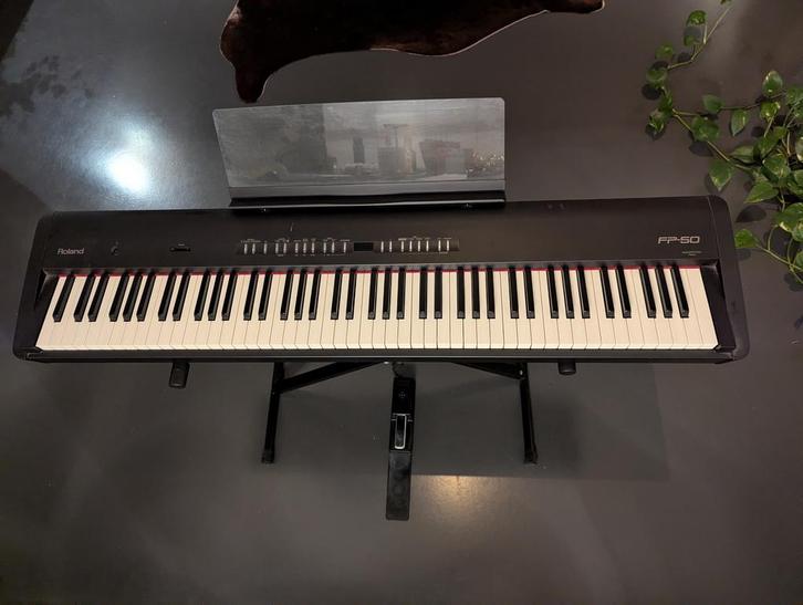 Digitale piano van Roland FP50, Musique & Instruments, Pianos, Utilisé, Piano, Noir, Digital, Enlèvement