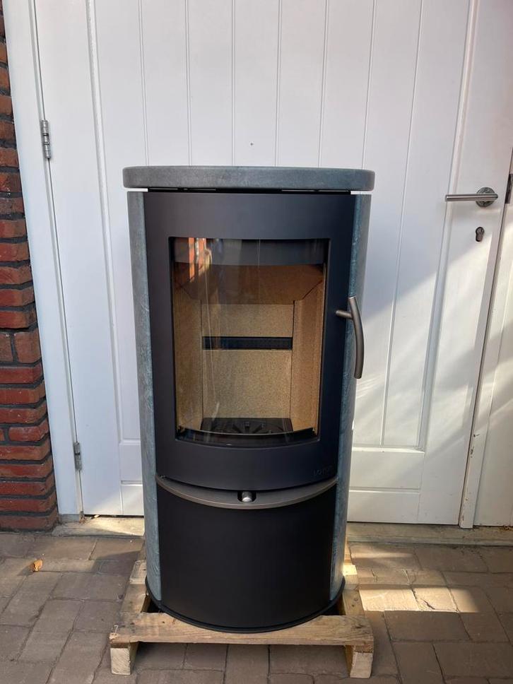 Nieuwstaat: Lotus Liva 20 Speksteenkachel, Huis en Inrichting, Kachels, Zo goed als nieuw, Vrijstaand, Houtkachel, Hout, Ophalen
