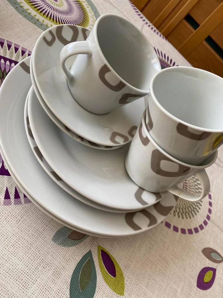 Service yong ok 2 personnes dépareillé 1tasse de trop, Collections, Porcelaine, Cristal & Couverts, Enlèvement ou Envoi