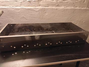 BBQ houtskoolgrill tafelmodel. 75/12/28 cm.