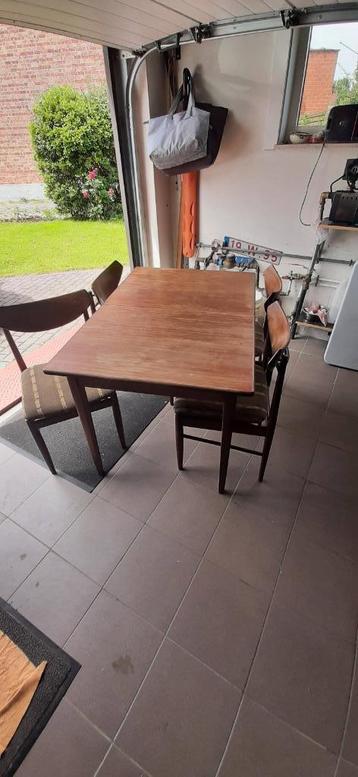 Vintage tafel (uitschuifbaar) & 4 stoelen beschikbaar voor biedingen