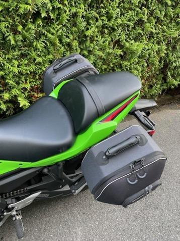 Sacoches latérales Kawasaki 650 disponible aux enchères