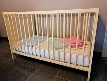 Babybedje+matras+lakentjes+omranding+dekbedje beschikbaar voor biedingen