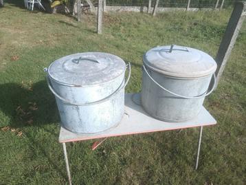 2 grote zinken ketels met deksel en draagbaar  beschikbaar voor biedingen
