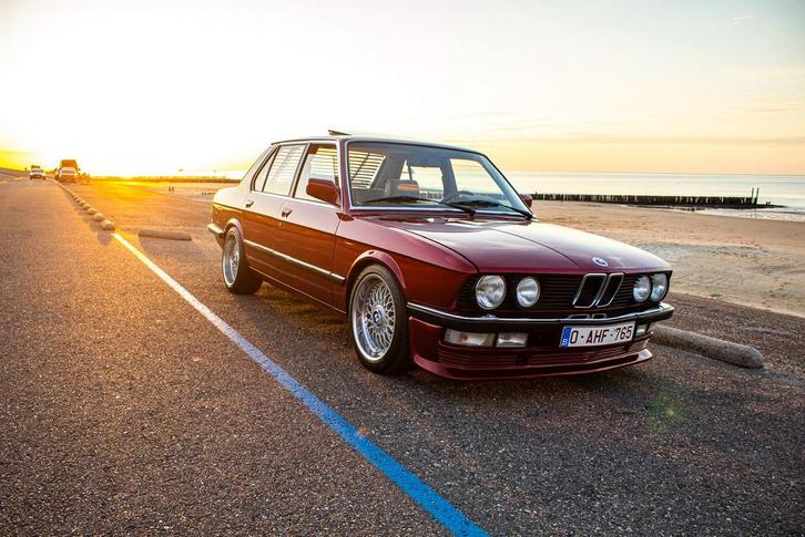Bmw e28 525e 1985, Auto's, BMW, Particulier, 5 Reeks, Trekhaak, Benzine, Euro 1, Berline, 5 deurs, Automaat, Rood, Beige, Ophalen