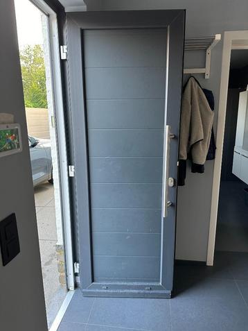 Porte d'entrée en PVC anthracite