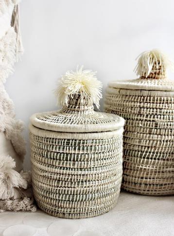 Handgemaakte mand met deksel beschikbaar voor biedingen