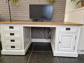 Bureau de campagne blanc avec plan de travail en bois