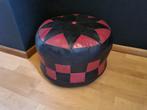 Vintage poef zwart/blauw- rood, Ophalen, Kunststof, Zo goed als nieuw, Vintage