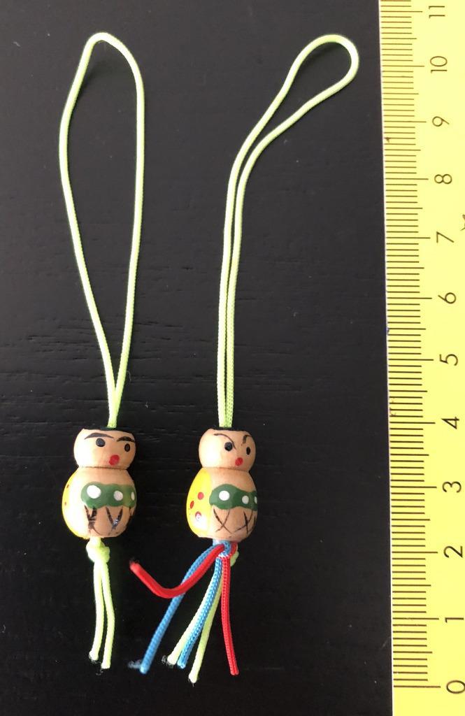 2 porte-bonheur en bois sur un cordon jaune fluores, Collections, Jouets miniatures, Comme neuf, Enlèvement ou Envoi