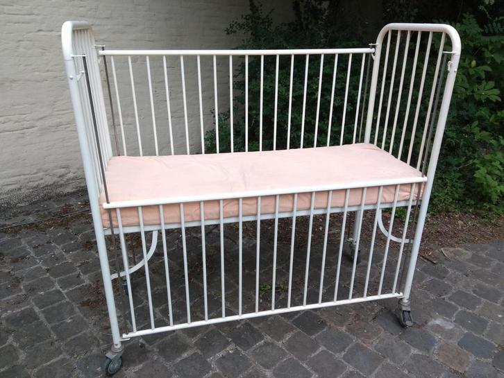 Vintage ziekenhuisbed voor kinderen, Antiek en Kunst, Antiek | Meubels | Bedden, Ophalen