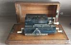 Thales mechanische rekenmachine compleet met houten koffer, Ophalen