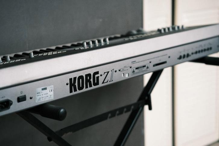 Korg Z1 Synthesizer in Topstaat, Muziek en Instrumenten, Synthesizers, Gebruikt, 61 toetsen, Korg, Met midi-aansluiting, Met standaard