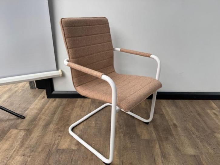 Vergaderstoel wolvilt (zalm), Hobby en Vrije tijd, Vilt, Wolvilt, Ophalen of Verzenden