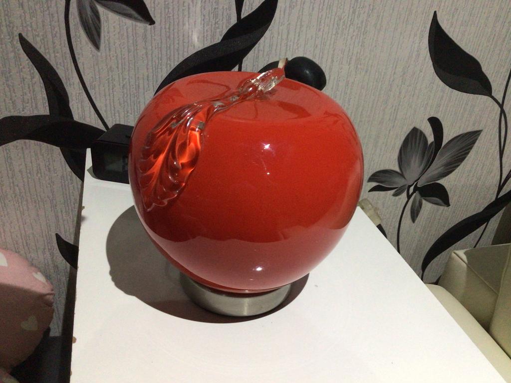 Lampadaire pomme en verre trés epais eclaire rouge prix 35€, Maison & Meubles, Enlèvement, Comme neuf
