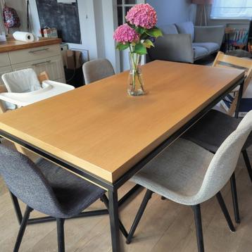 Table en bois massif de chêne +  4 chaises beschikbaar voor biedingen