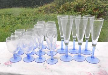 18 verres avec  pied bleu 3 taille 12/17/21 cm  beschikbaar voor biedingen