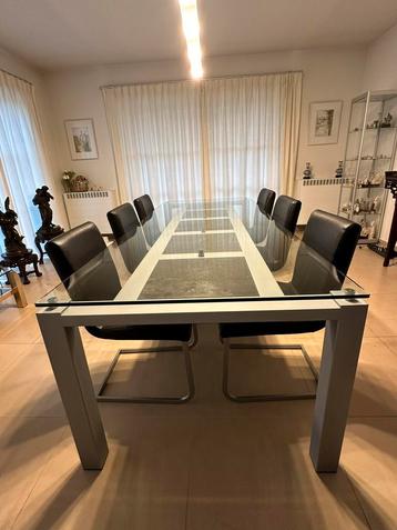 Belle table à manger design avec 6 chaises en très bon état 