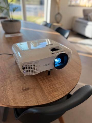 Epson beamer met 4k beeld groot beeld en bij daglicht kijken beschikbaar voor biedingen