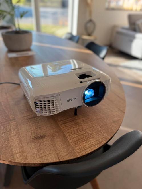 Epson beamer met 4k beeld groot beeld en bij daglicht kijken, Audio, Tv en Foto, Beamers, Zo goed als nieuw, Ophalen of Verzenden