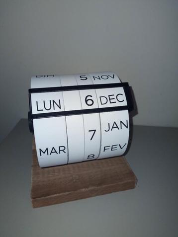 EEUWIGDURENDE VINTAGE HOUTEN ROLKALENDER NIEUW beschikbaar voor biedingen