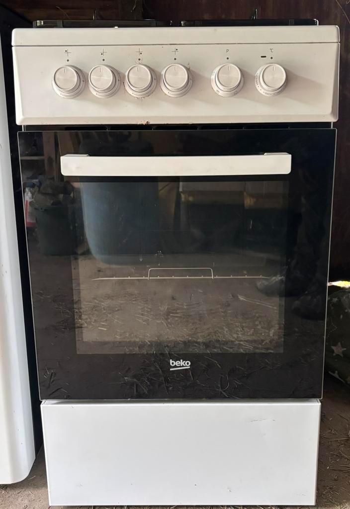 BEKO Cuisinière au gaz (FBM6202W), Elektronische apparatuur, Fornuizen, Zo goed als nieuw, Tussenbouw, Gas, 4 kookzones, 85 tot 90 cm
