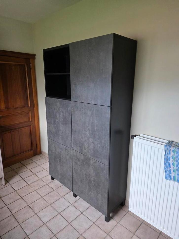 Mooie besta wandkast ,zwartbruin met betongrijs deurtjes., Huis en Inrichting, Kasten | Wandmeubels, Gebruikt, Ophalen