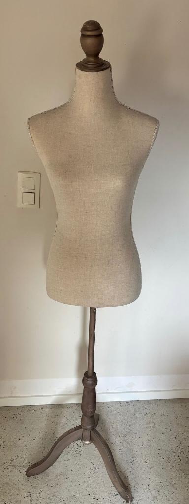 Elegante Paspop / Mannequin op Houten Driepoot, Hobby en Vrije tijd, Naaien en Fournituren, Zo goed als nieuw, Paspop, Ophalen