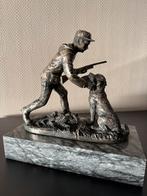 Beeld Jager met hond op marmer, Ophalen, Brons