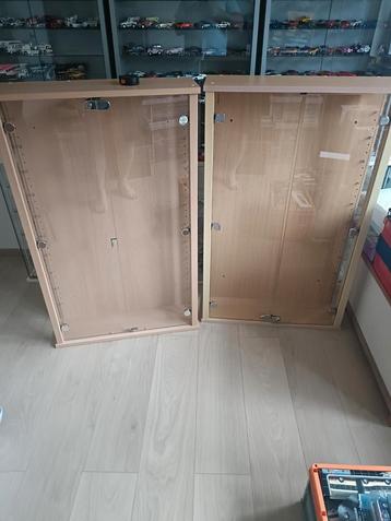 2 prachtige vitrines voor verzamelaars  beschikbaar voor biedingen