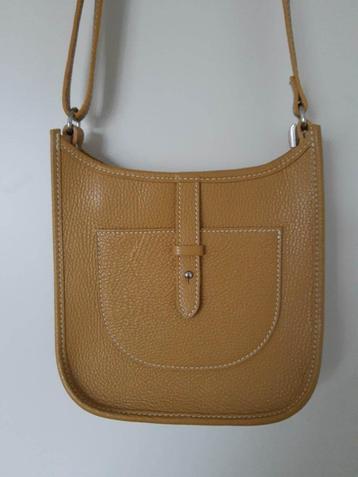 Gele schoudertas beschikbaar voor biedingen