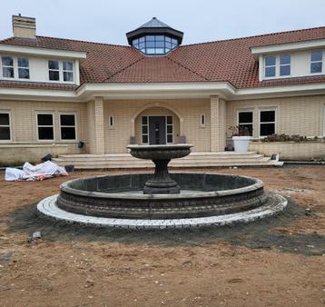 Grote fontein met fontein sproeier beschikbaar voor biedingen