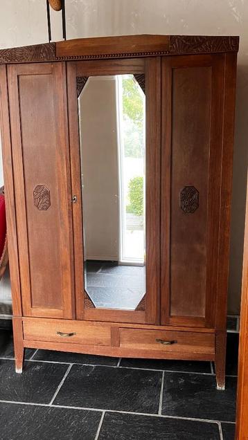 Vintage houten kleerkast met spiegel – art-deco stijl beschikbaar voor biedingen