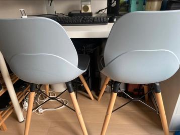2 design stoelen