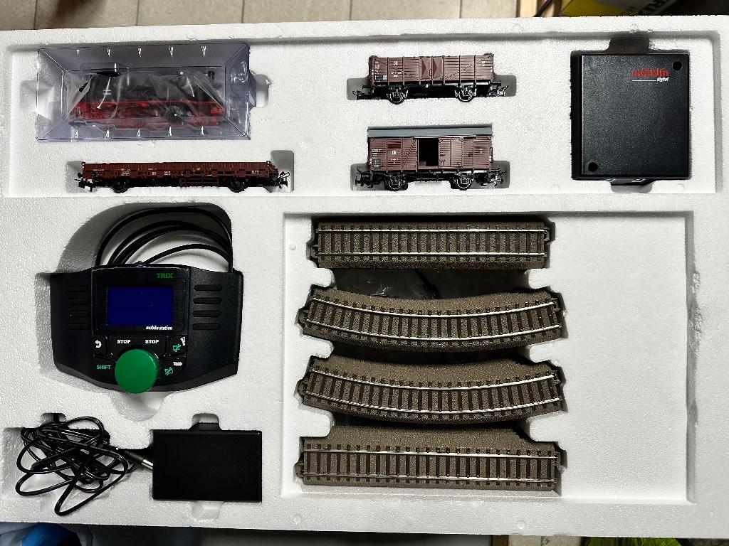 Trix 21531 Starterset + Trix 62903 + 62900 uitbreiding, Hobby en Vrije tijd, Modeltreinen | H0, Zo goed als nieuw, Treinset, Gelijkstroom