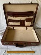 vintage bruine leren attaché- of zakenkoffer, Handtassen en Accessoires, Tassen | Damestassen, Ophalen, Gebruikt, Bruin, Overige typen
