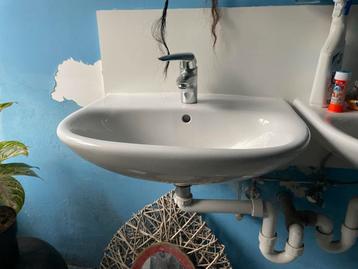 2 identieke lavabo’s in perfecte staat beschikbaar voor biedingen