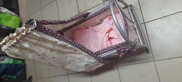 Groot poppenbed. Een rocker  beschikbaar voor biedingen