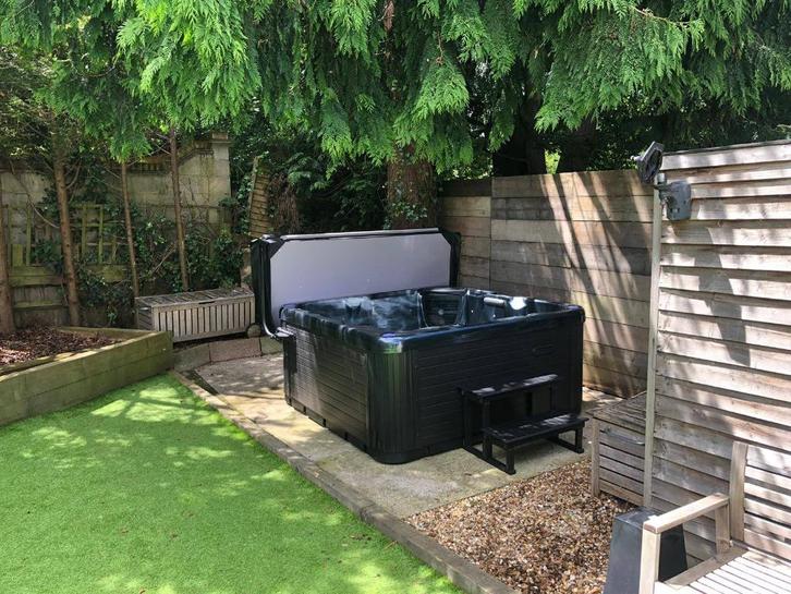 Beperkte voorraad jacuzzi 3 tot 4 personen Full option, Tuin en Terras, Tuinstoelen, Nieuw, Ophalen