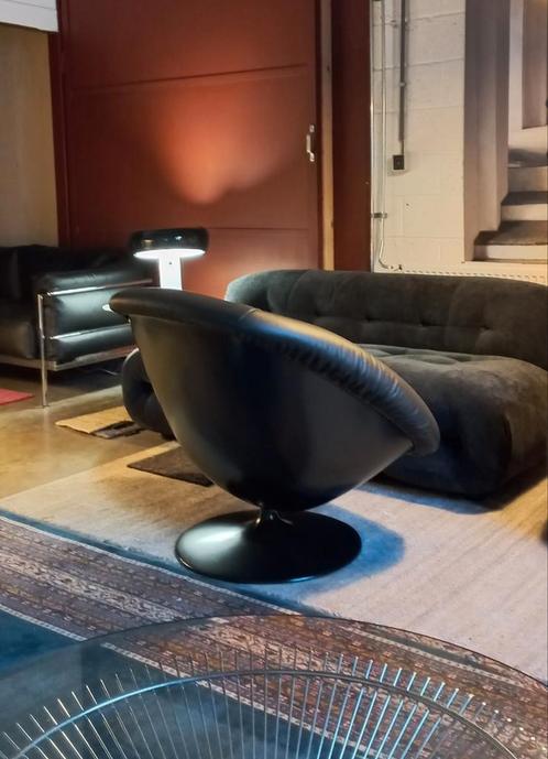 Sheepskin fauteuils mid-century tulipe table mario bellini, Huis en Inrichting, Zetels | Zetels en Chaises Longues, Zo goed als nieuw