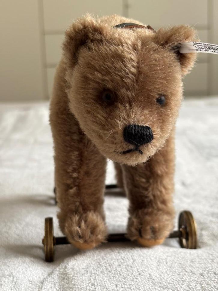 Steiff - Beer op wieltjes, Verzamelen, Beren en Cherished Teddies, Zo goed als nieuw, Stoffen beer, Steiff, Ophalen of Verzenden