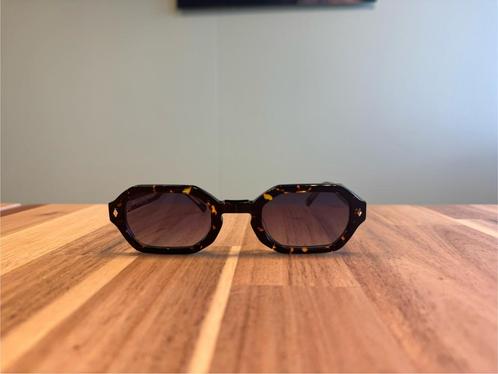John dalia milla c129 zonnebril, Handtassen en Accessoires, Zonnebrillen en Brillen | Heren, Nieuw, Zonnebril, Overige merken