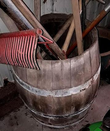 oud vat met ijzeren ringen, zonder inhoud beschikbaar voor biedingen