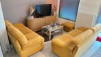 Salon complet 2 canapés + pouf jaune moutarde très bon état, Enlèvement, Utilisé, Tissus, Alcantara