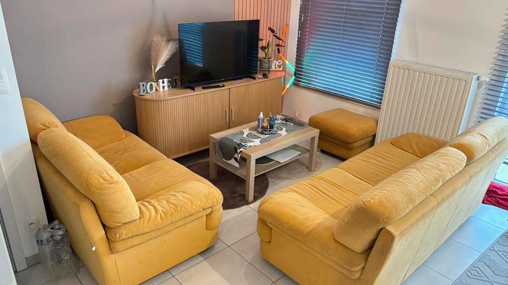 Salon complet 2 canapés + pouf jaune moutarde très bon état, Huis en Inrichting, Zetels | Complete zithoeken, Gebruikt, Stof, Ophalen